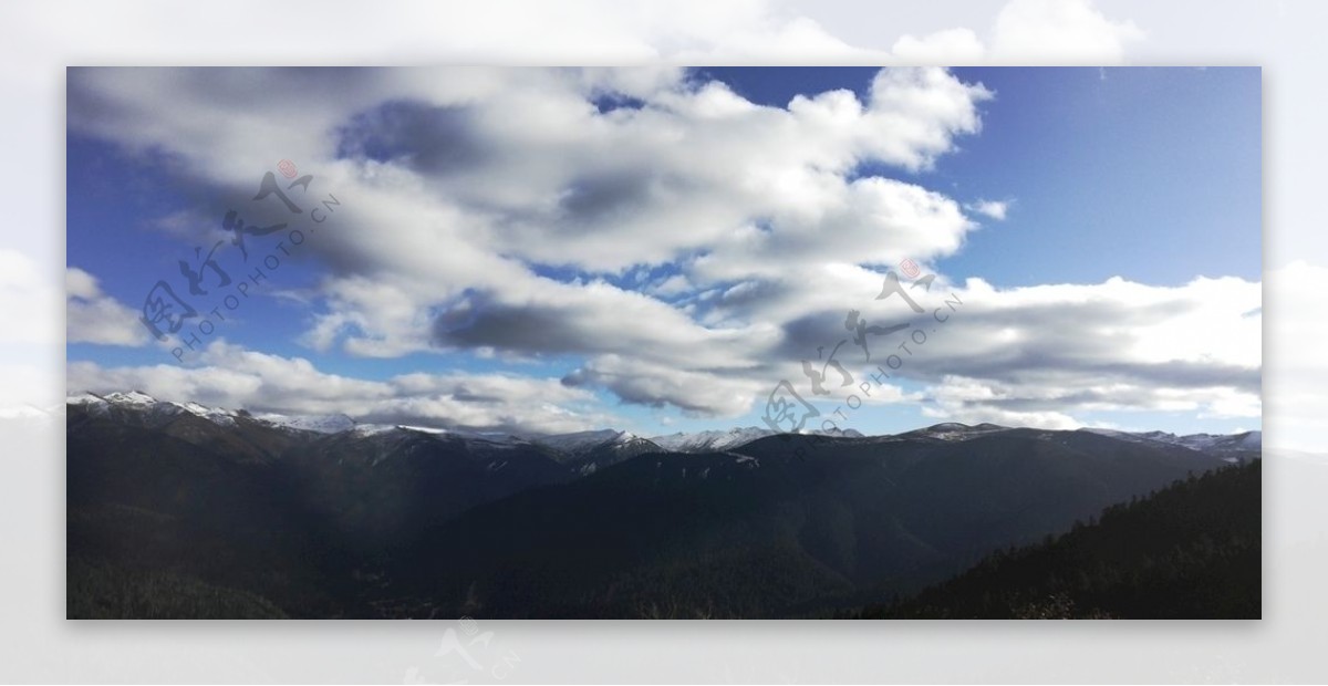 蓝天白云连绵大山风景图片