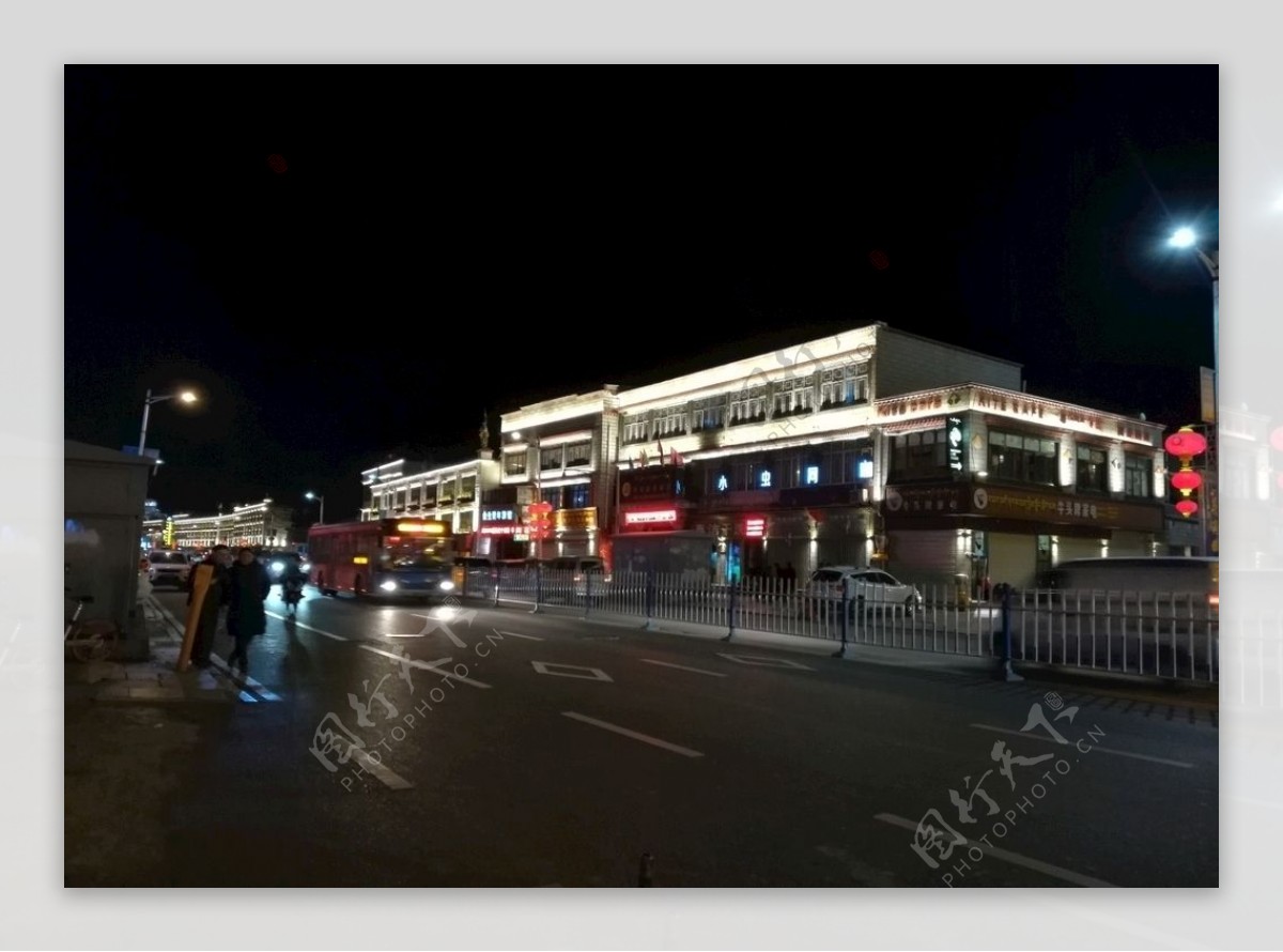城市街道大楼灯光夜景图片