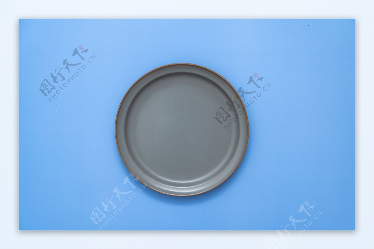 浅灰色餐具空盘子图片