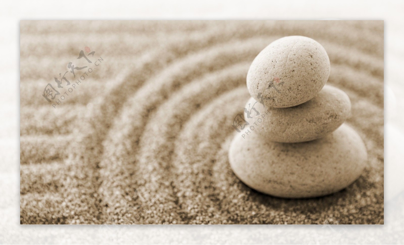圈圈的沙子和叠叠的石头图片