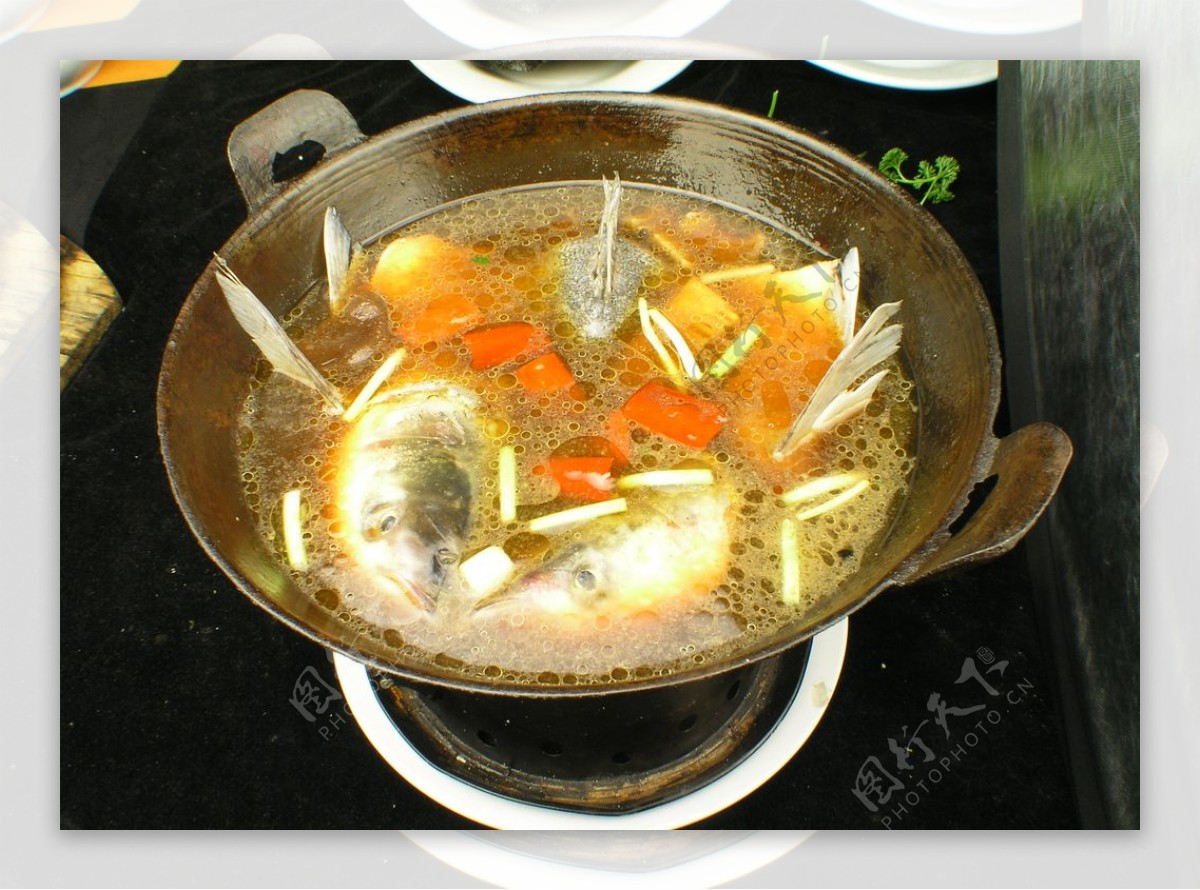 铁锅鱼头泡饼图片
