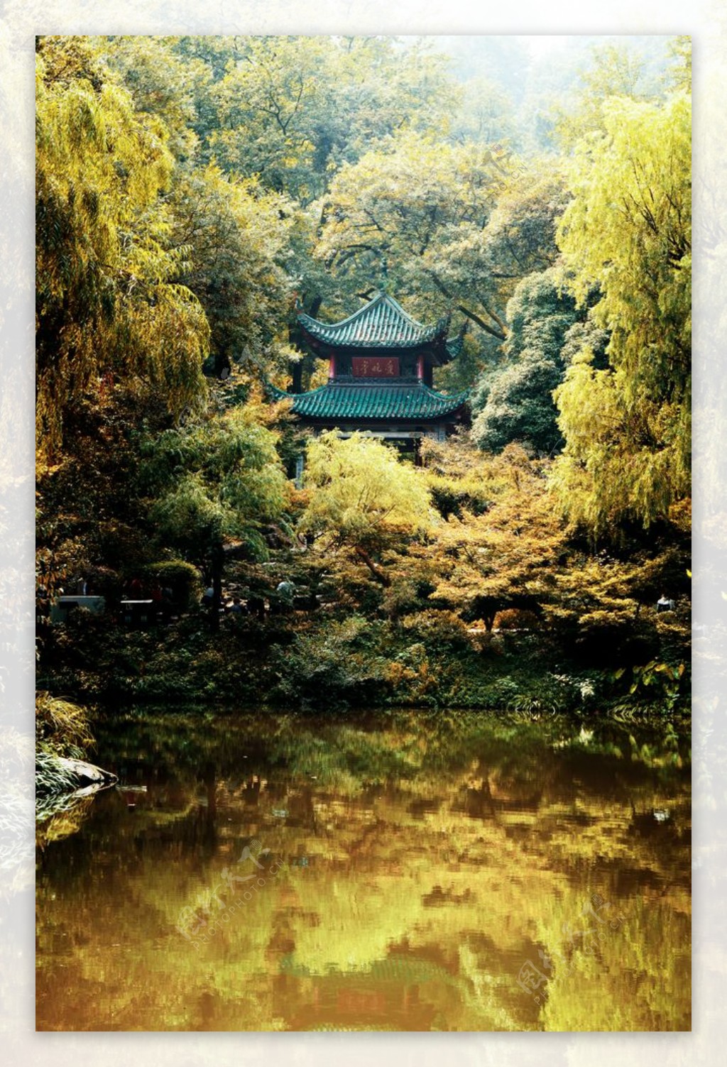 秋季凉亭旅游背景海报素材图片