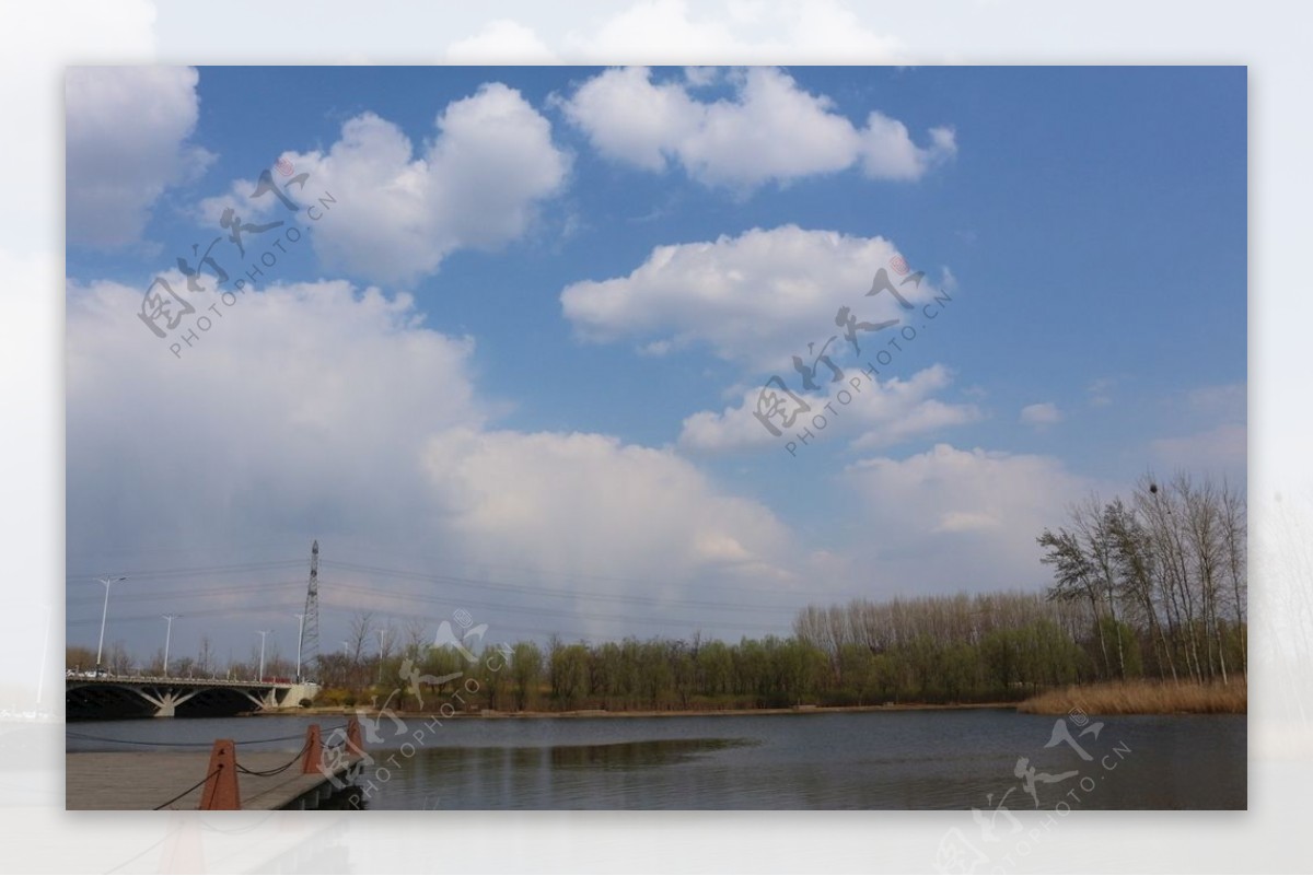 河水白云蓝天图片