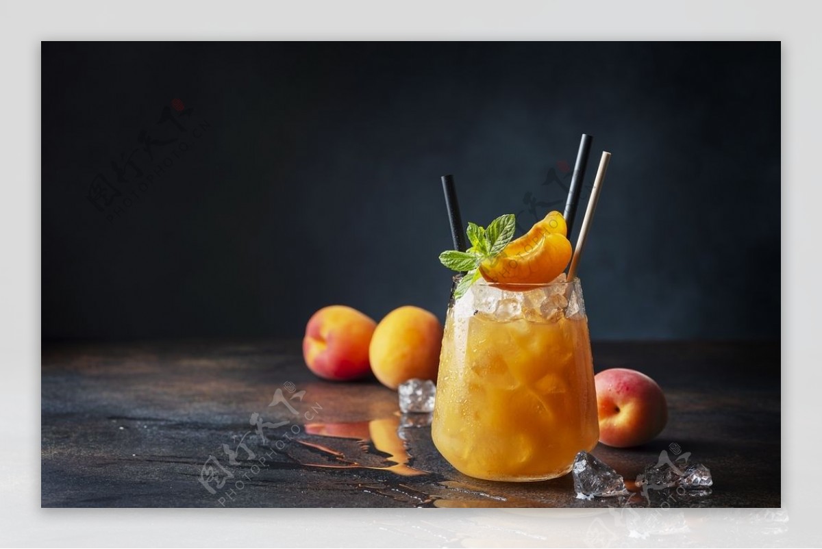 一杯冰镇薄荷杏子汁图片
