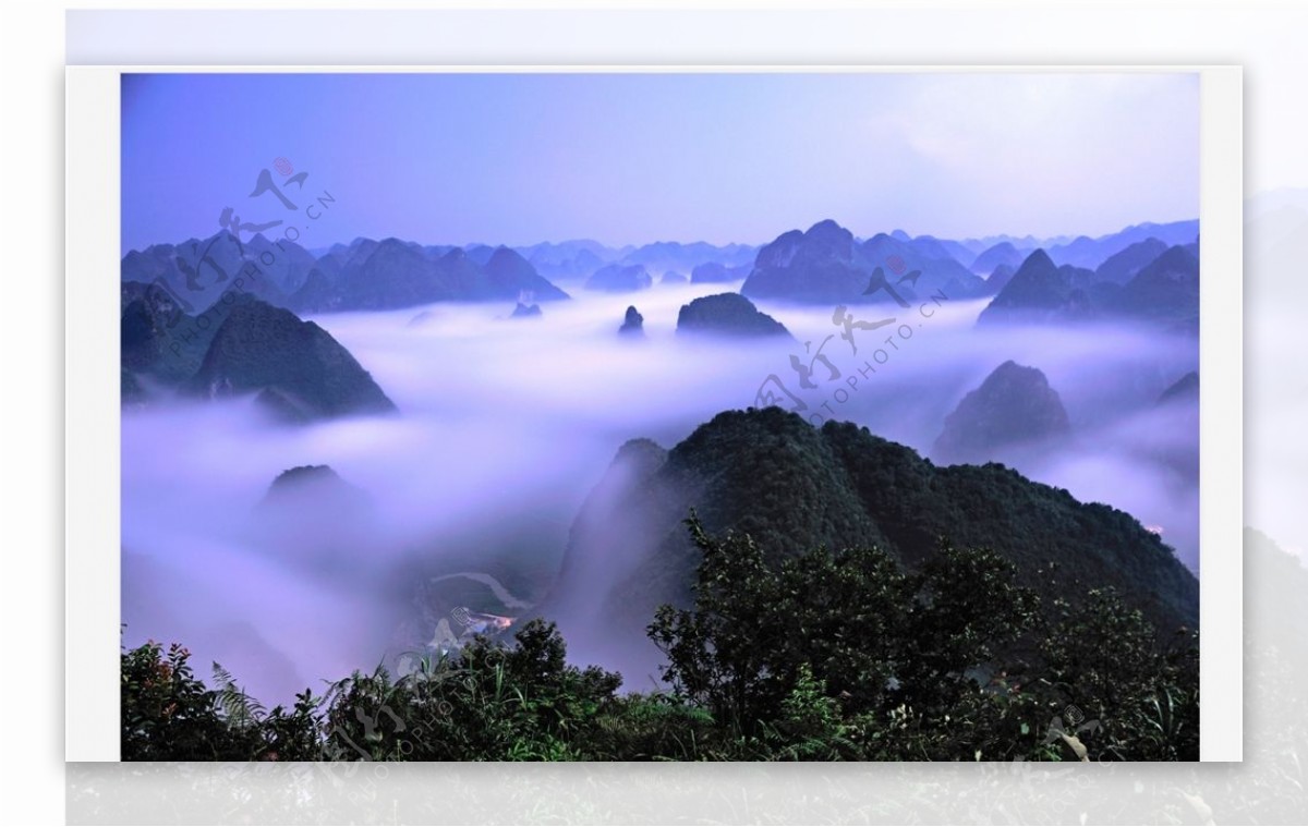 喀斯特峰丛雾海图片