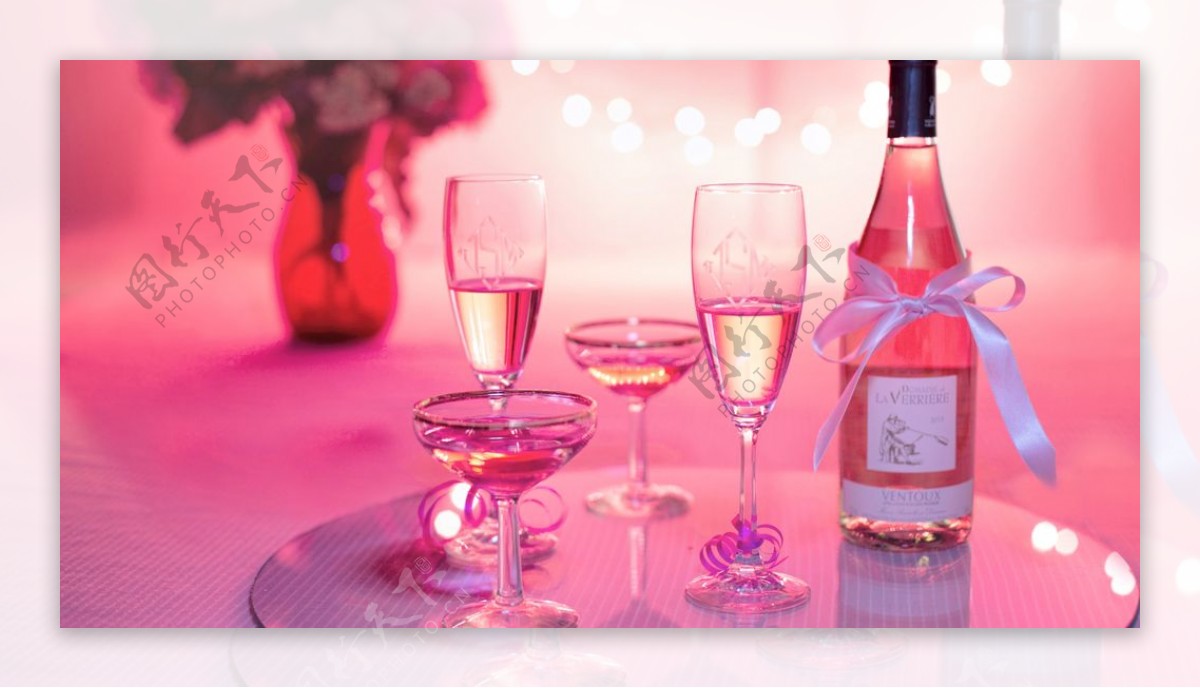 明确玻璃瓶酒杯粉红葡萄酒图片