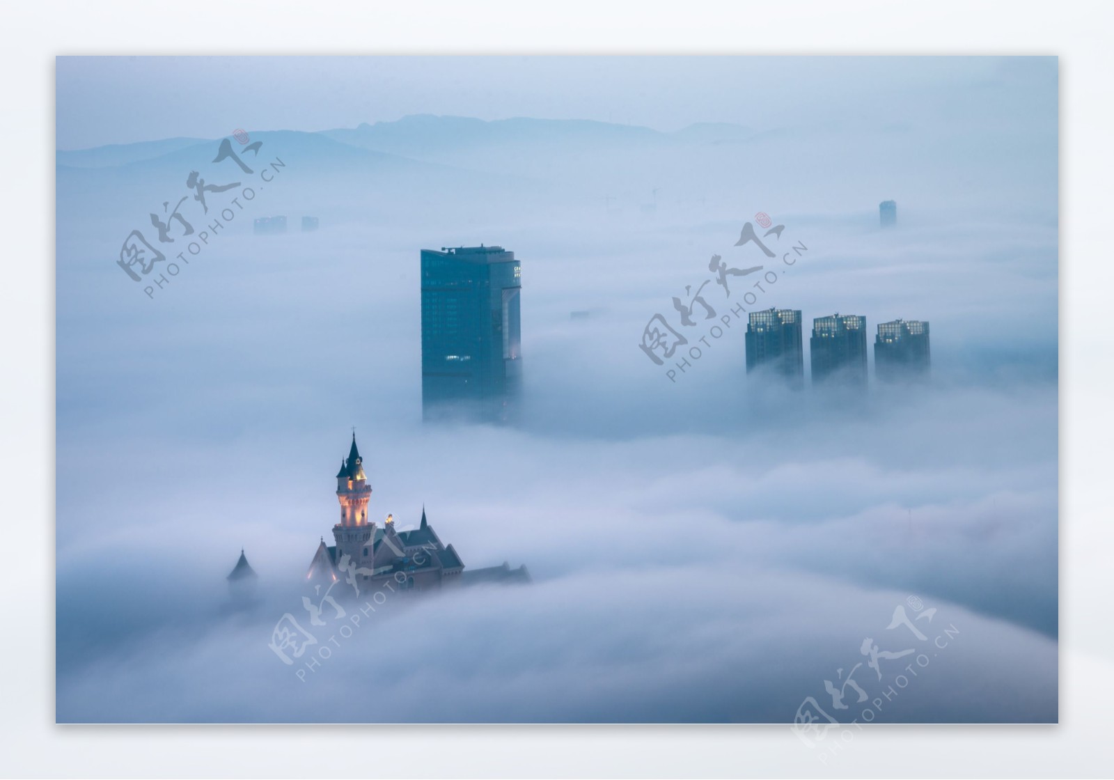 城市云雾简约背景海报素材图片