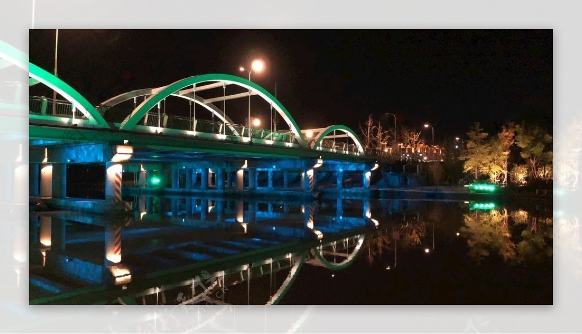 绿色的桥图片