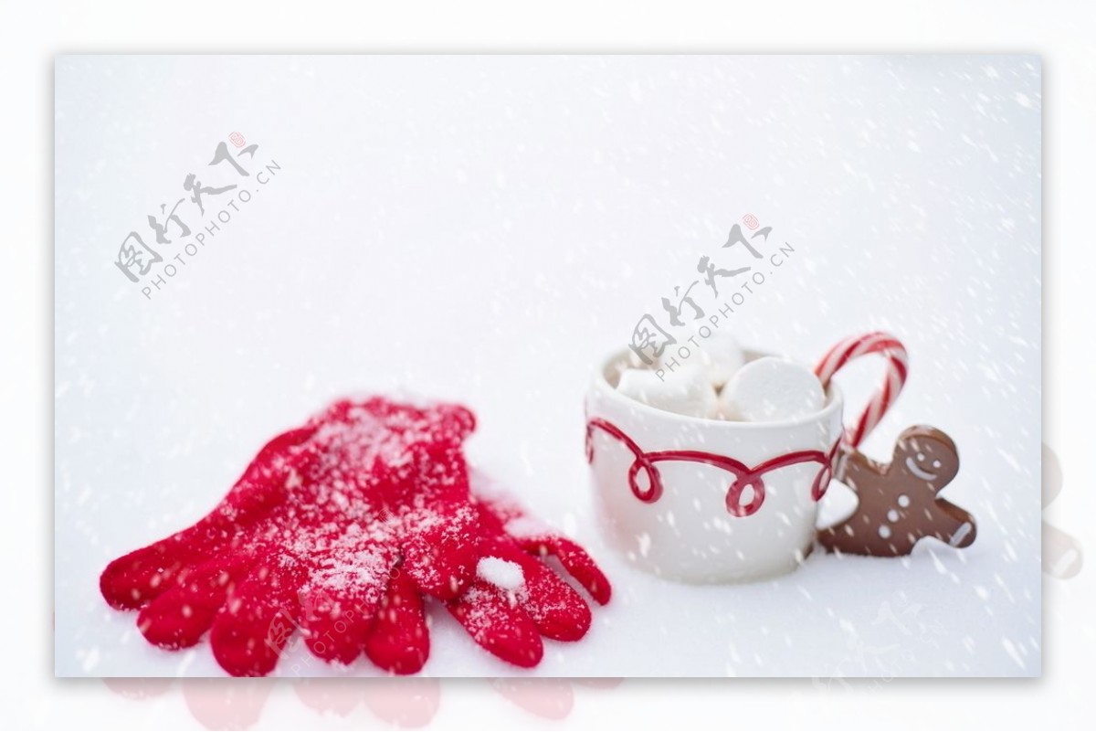红色手套热可可雪冬季图片