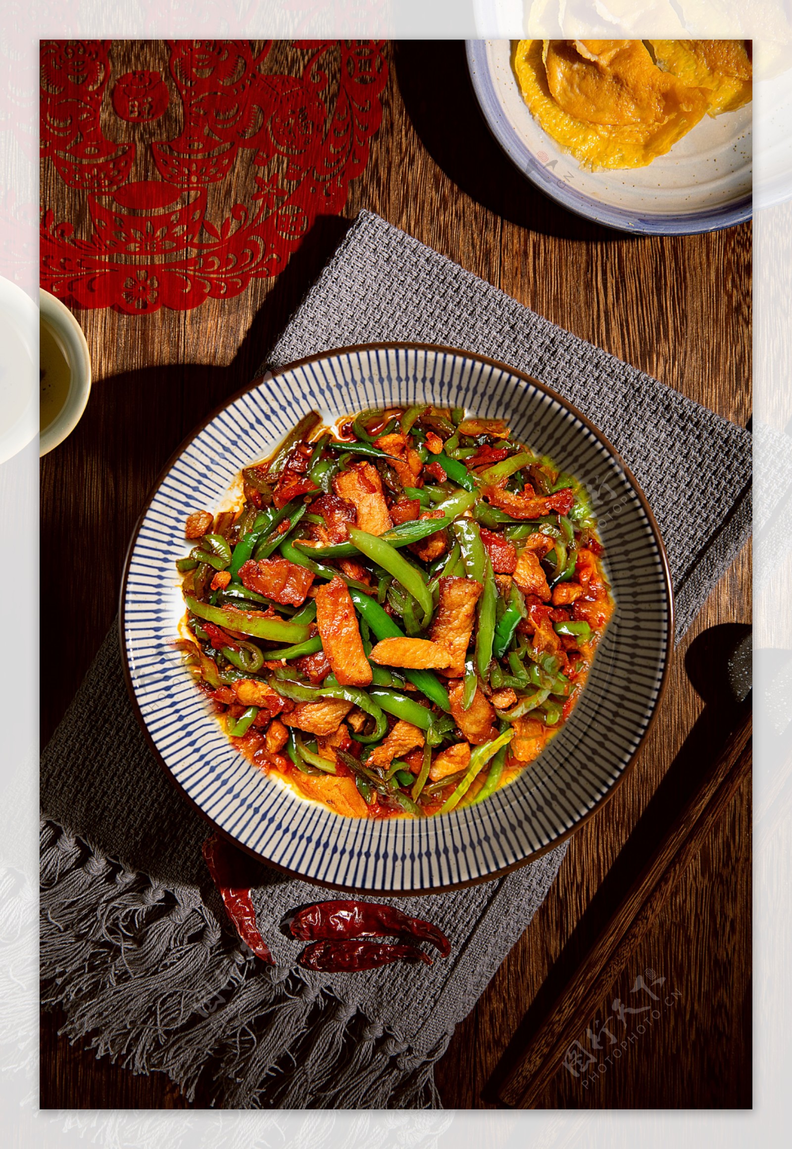 尖椒炒肉美食食材背景海报素材图片