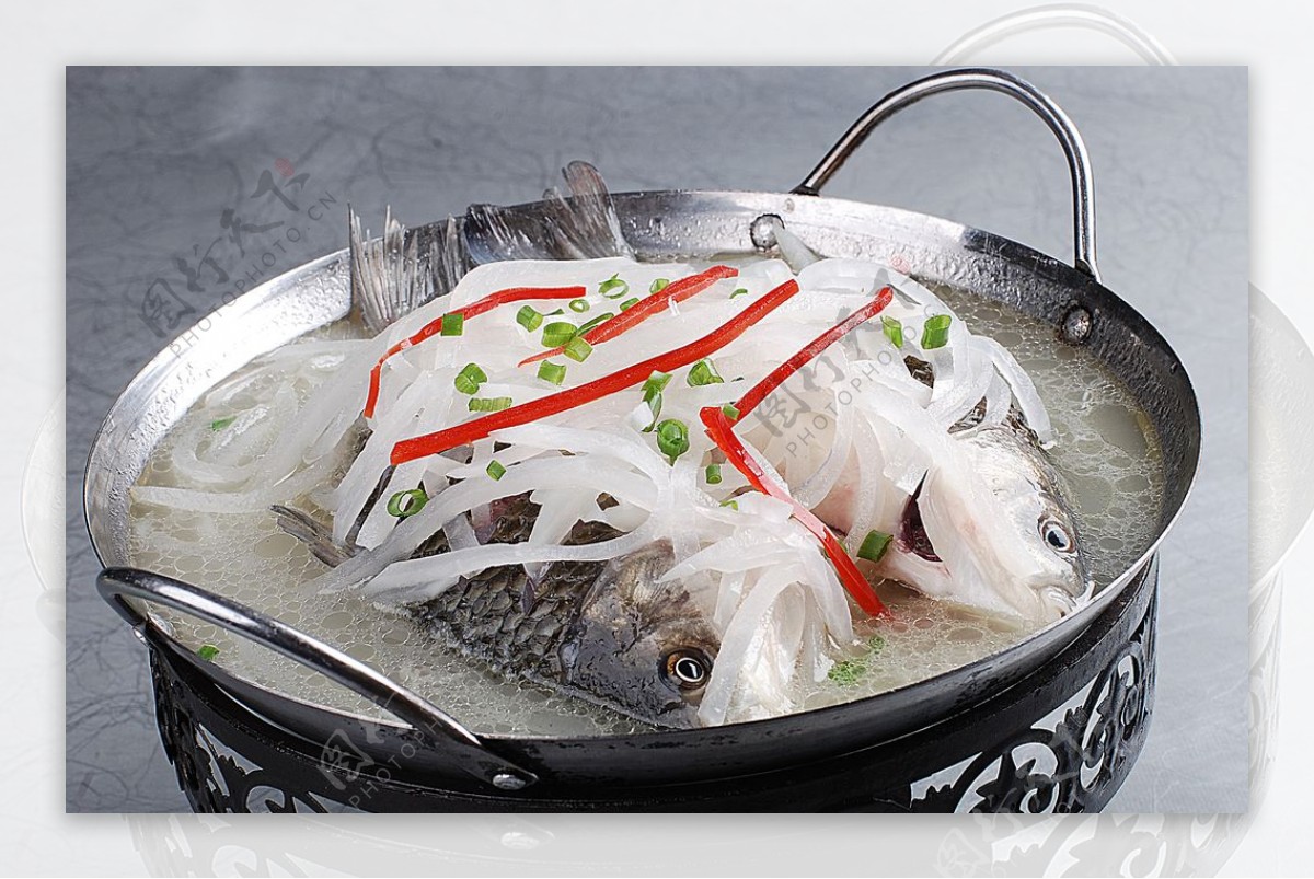 豫菜鲫鱼炖萝卜丝图片