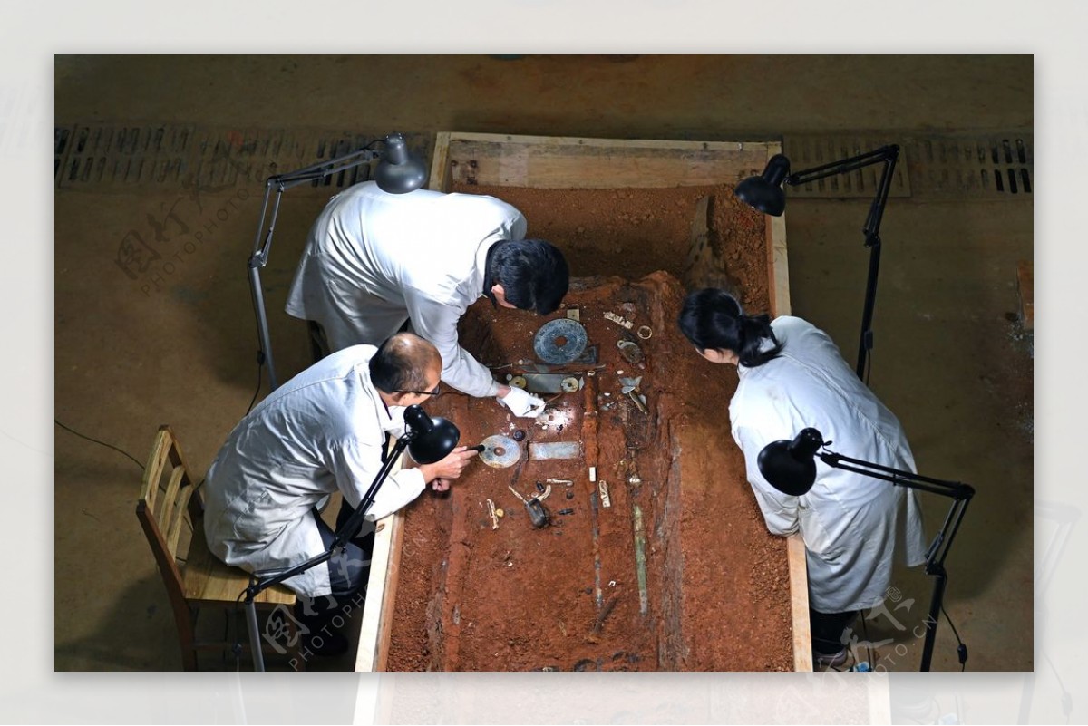 考古人员清理工作图片