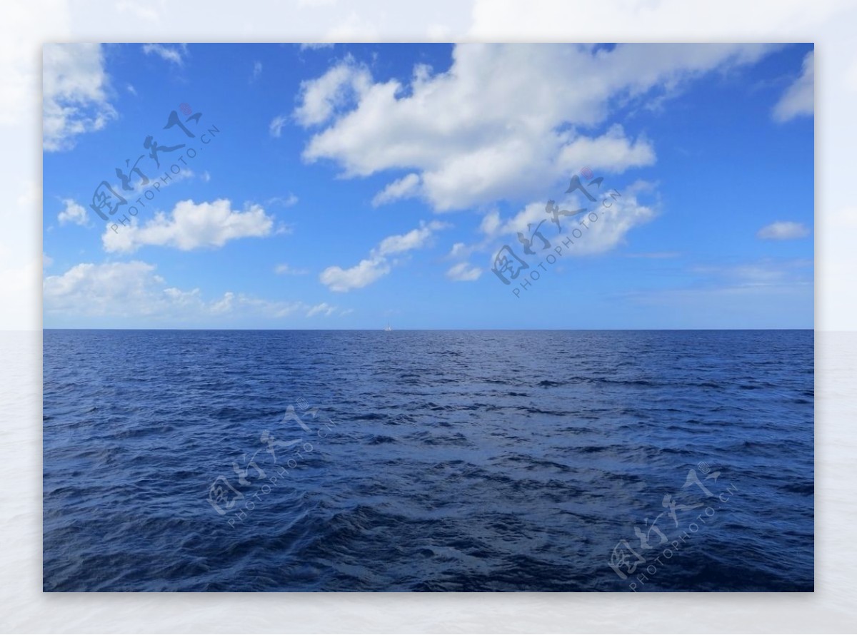 大海蓝天海水图片