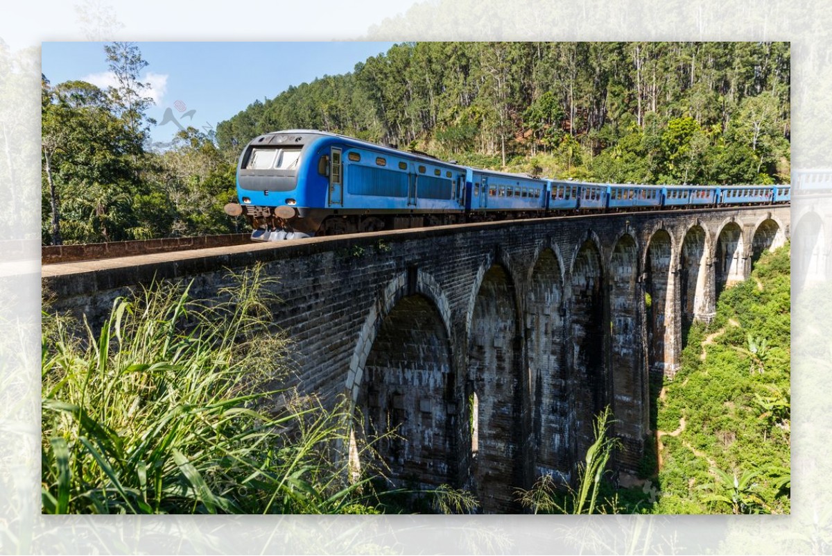 石拱桥上的列车图片