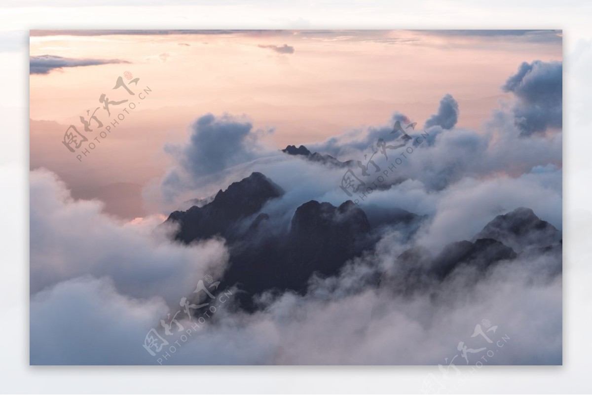 山覆盖云天线视图山顶图片