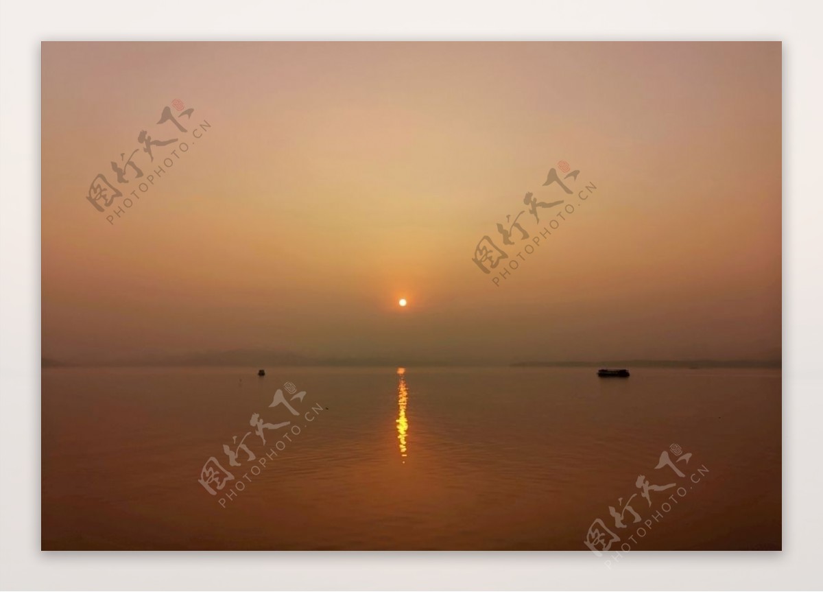 东湖游船夕阳图片
