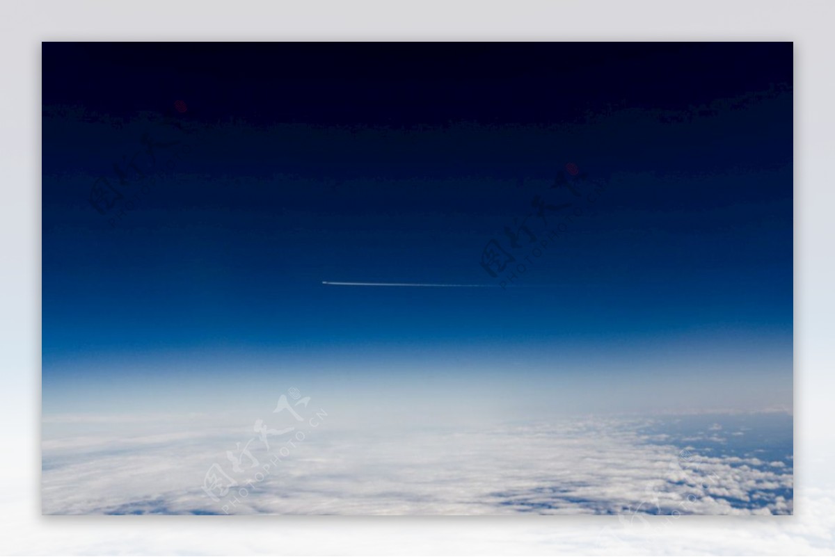 大气层太空图片