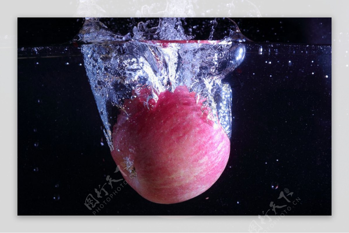入水的苹果高清摄影图片