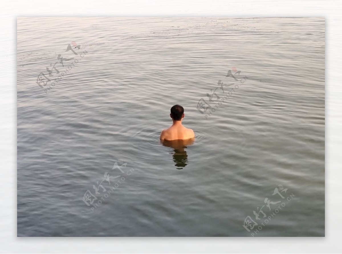 一个人在水里游泳图片