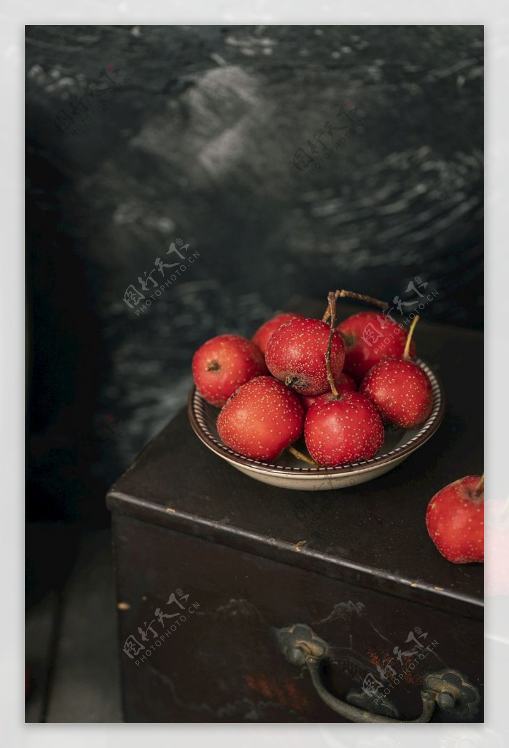 暗调风格水果山楂冬季美食摄影图图片